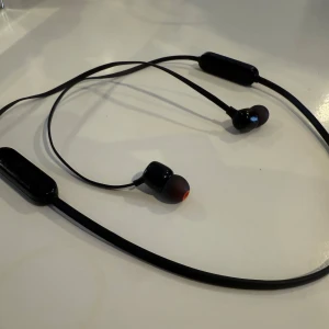 Hörlurar, JBL - Fina och enkla JBL hörlurar som inte kommer till användning hemma hos oss. Jätte bra ljud har här en fjärrkontroll med knapp och mikrofon. 