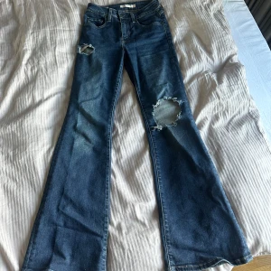 Levi's 726 Flare jeans  - Säljer mina mörkblåa Levi’s jeans då dom inte kommer till användning längre. Använda få tal gånger❤️