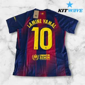 FC Barcelona 25/26 Lamine Yamal 10 - FC Barcelona 25/26 hemmaställ. Lamine Yamal med hans nya nummer 10. Storlek: M.