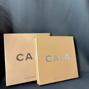 CAIA Face Palette  - Snygg face palette från CAIA med fyra olika puder: en matt brun contour, en varm bronzer, en lila-rosa blush och en skimrig persikofärgad highlighter. Helt oanvänd endast öppnat förpackning och kollat. Tror att detta var någon dummer edition, så det är varken classy eller sassy paletten. Nypris 495