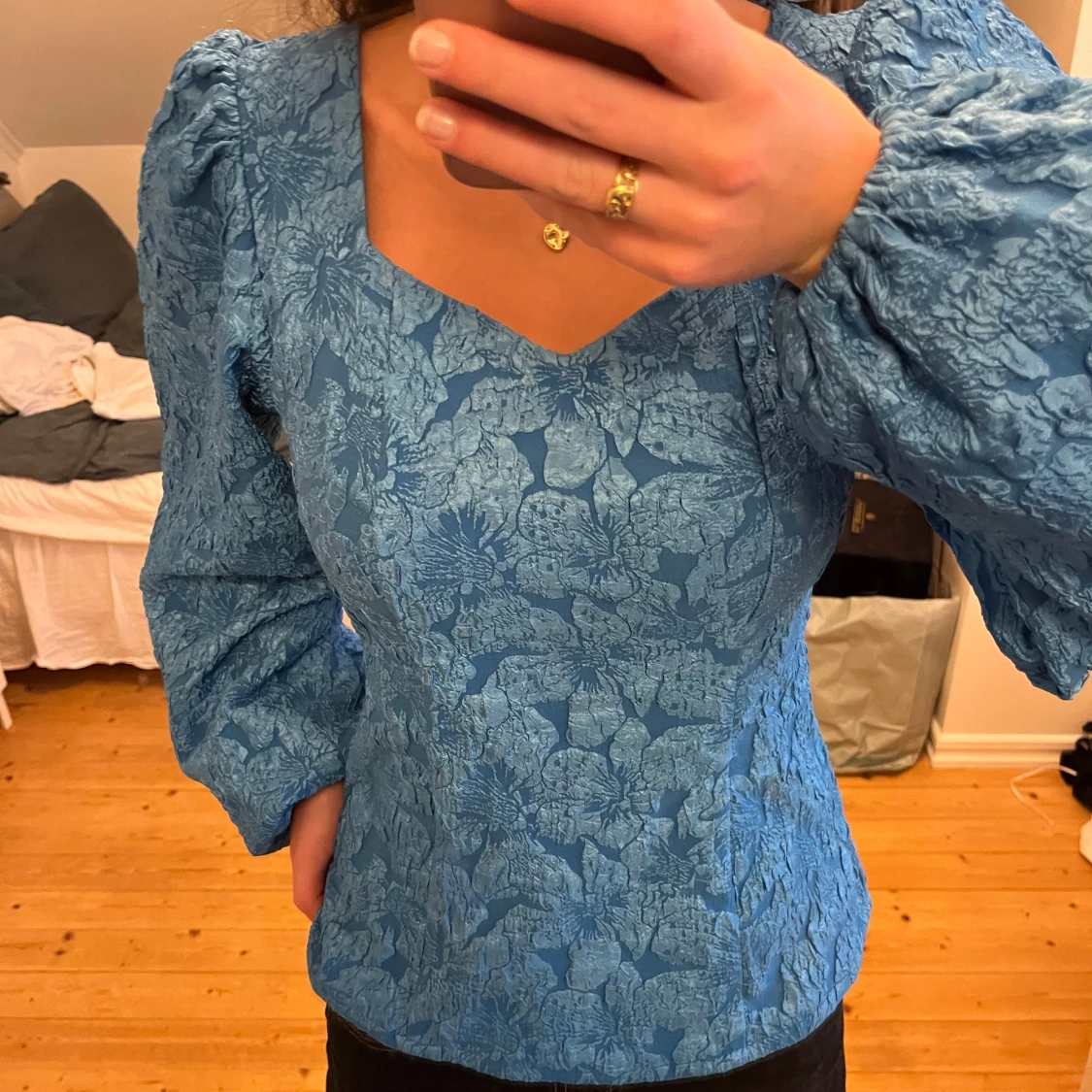 Blommig blå blus med puffärm