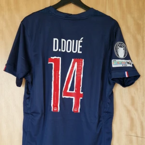 Désiré Doué fotbollströja PSG 25-26 - Désiré Doué PSG repIika fotbollströja 25-26. Helt ny med tag. Storlek: Small