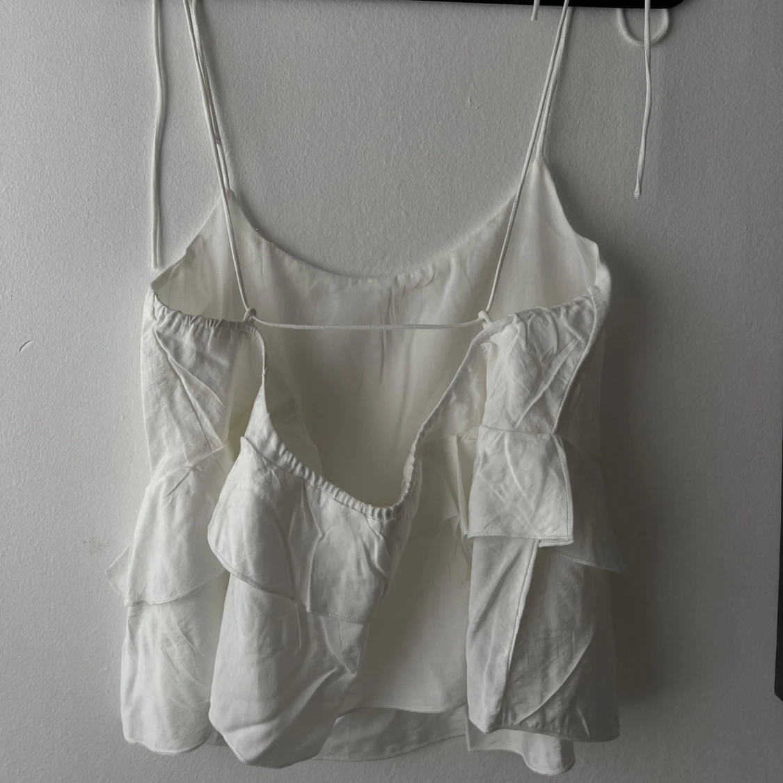 Vit volangtop med knytband - 1