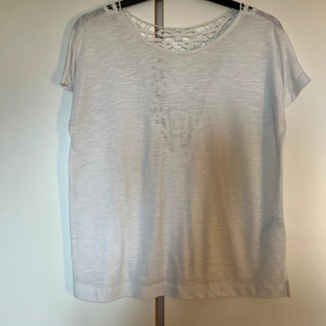 Vit topp med spetsdetalj från ONLY