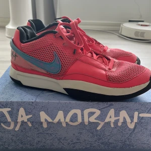 JA 1 fuel basketskor - Tjena, säljer mina basketskor JA 1 fuel. Dem är nu lite för små för mig men dem fungerar fortfarande väldigt bra. Dem är andvända darför säljer jag de så billigt men samt för att jag behöver pengarna. Kan gå ner i pris vid snabb affär, tveka inte på att skriva!