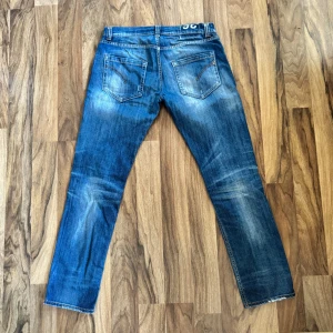 Dondup Jeans slim fit - Säljer ett par riktigt schyssta dondup i modellen Lucky. Använd fåtal gånger. Distressed och jävligt fin wash. Storlek är inte angiven men den sitter som storlek 33/34. Mått i cm kan fixas. Hör av dig vid funderingar så löser vi en deal🤝