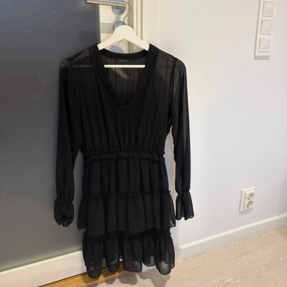 Svart volangklänning från Trendyol - 3