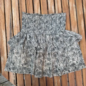 Volangkjol  Neo Noir - Supersöt kort kjol från Neo Noir med små gulddetaljer. Strl XS