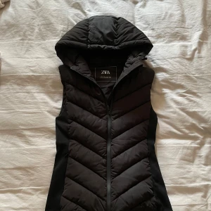 Zara väst - Zara väst i storlek S och i färgen svart. Aldrig använd bara testad. Västen är i Nytt skick.