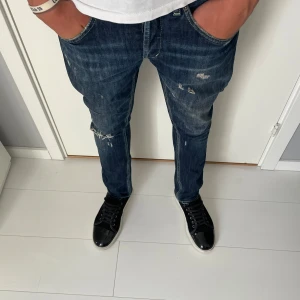 Dondup jeans George  - Tja! Säljer nu dessa feta dondups jeansen! Jeansen är i fint skick med orginal slitningar och en fin tvätt på jeansen! Nypris på jeansen är cirka 4000kr, Vid bilder eller frågor skriv privat!