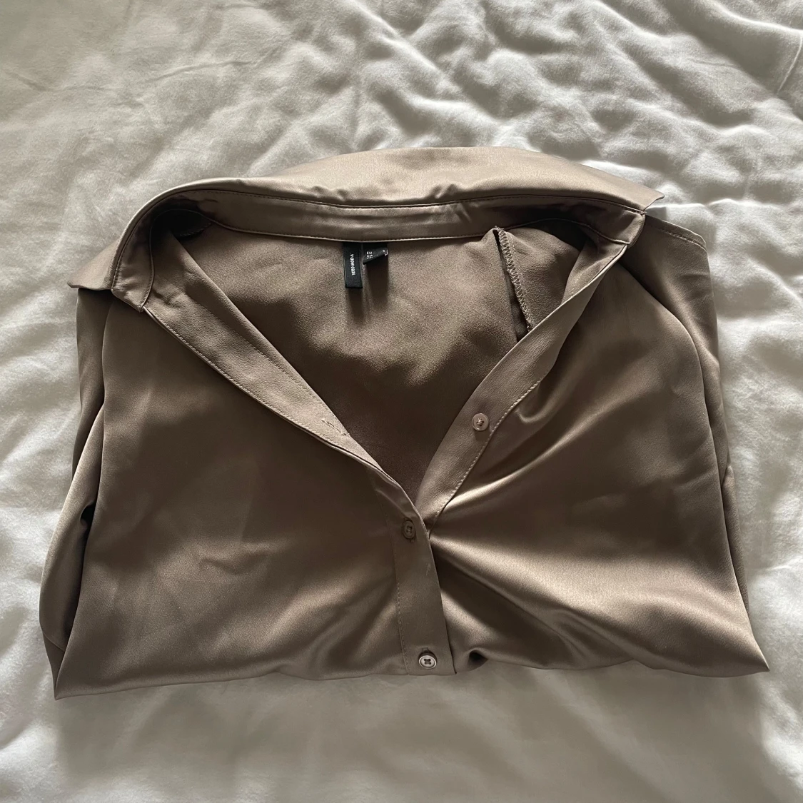 Beige skjorta i satin från Vero Moda - 4