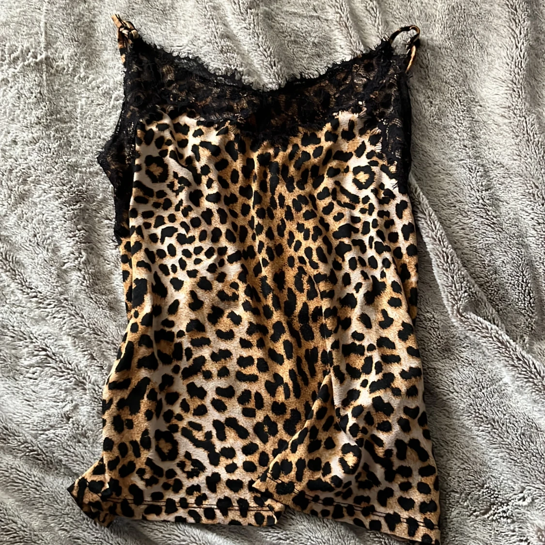 Leopardmönstrad linnetopp med spets