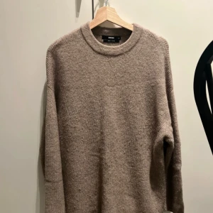 Beige stickad tröja från Bik Bok - Mysig beige stickad tröja från Bik Bok med rund halsringning och långärmad modell. 