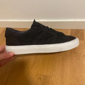  Moncler skor - Moncler New Monaco låga sneakers som knappt blivit använd, i mycket fint skick utan hål eller andra defekter! Exklusiva och givetvis äkta! Material:  Foder: kalvskinn 100% Sula: gummi 100% Yttre: kalvmocka 100%