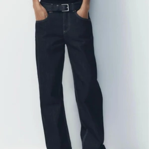 Zara mörkblå jeans - Populära jeansen från Zara. Använda en ggn. 