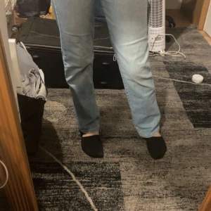  jeans  - Säljer ett par ljusblå mom jeans i straight fit med klassisk femficksdesign. Jeansen har hög midja och raka ben, perfekt för en avslappnad och trendig look. Tillverkade i bomull för skön känsla och snygg passform.