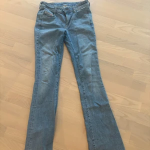 Diesel bootcut jeans i ljusblå denim - Dessa diesel jeans är i storlek w25 l32 säljer dem för att kag inte använder dem längre. Mycket fina och i ett bra skick! Dessa är stora i storleken tycker jag iaf.