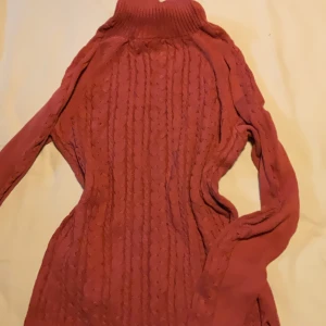 Rostfärgad polotröja från Mywear - Säljer en rostfärgad polotröja från Mywear i storlek S. Tröjan är stickad med ett snyggt kabelmönster och har en hög, ribbad polokrage. Perfekt för dig som gillar mysiga och trendiga plagg med lång ärm och skön passform.