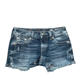 Miss Me jeansshorts med broderi - Snygga lågmidjade blå jeansshorts från Miss Me med slitna detaljer.