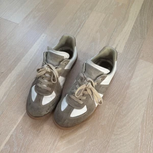 Vita Maison Margiela Gats - JA! Skorna är äkta! Säljer ett par authentiska Gats från Maison Margiela i storlek 42. Skorna är i bra skick! Sulan är limmad fram då den lossnat vilket man kan se men borde kunna gå att tvätta bort🙌🏼 Finns det några som helst frågor eller funderingar så är det bara att hör av sig!✌🏻