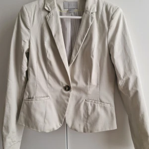 Beige kavaj  - Sparsamt använd från h&m