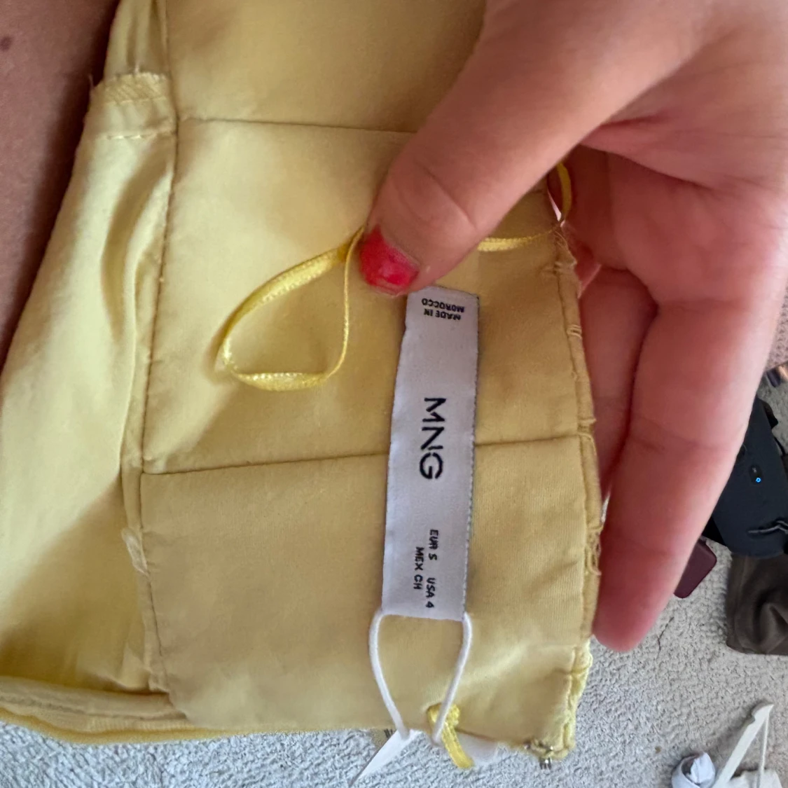 Gul spetsklänning från mango  - 2