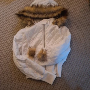 vit pufferjacka - En vit pufferjacka helt oanvänd i nytt skick. Köpt tidigare secondhand men tidigare ägare hade ej använt den. Leopard mönster på insidan och fejkpäls på luvan och snörena. Lite kortare modell så är lätt att styla🙏 LITA INTE PÅ MÄRKET SOM STÅR FÖR DET FINNS INGEN LAPP SÅ DET ÄR LITE OKLART!!  pris kan diskuteras o kontakta mig för mer info🤗