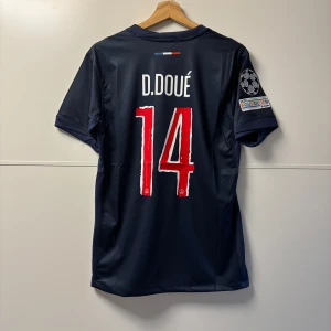 Doué 24/25 PSG fotbollströja - PSG fotbollströja med Doué på ryggen i nyskick. Strl M