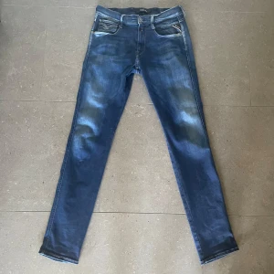 Replay Anbass Jeans - Mörkblå replay anbass med jätte bra passform | Size: W31 L34 | Hör av dig vid minsta fråga eller fundering//