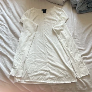 Vit långärmad tröja från Lindex - Enkel och stilren vit långärmad tröja från Lindex i mjuk bomull. Tröjan har rund halsringning och raka ärmar, perfekt för en clean och avslappnad look. Passar lika bra till jeans som till kjol.