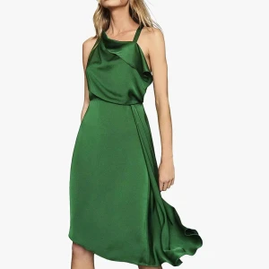 Grön asymmetrisk klänning i satin - Snygg grön klänning i glansigt satinliknande material med asymmetrisk nederkant och volangdetalj framtill. Klänningen har smala axelband som korsas i ryggen och en elegant, flowy passform. ⭐ Använd vid 1 tillfälle bara, köpt för 2999kr.                          Se mer information: ➡️   https://zoom-boutique.com/product/overlay-satin-midi-dress       ➡️ https://www.endource.com/product/reiss-aya-draped-satin-midi-dress/XkMyBUbg-wABs9Xz                    