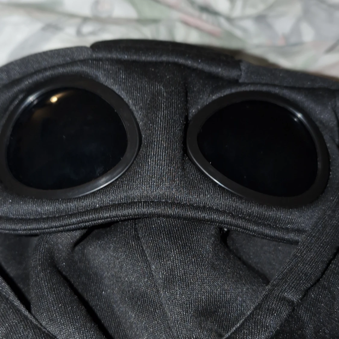 Svart hoodiejacka med goggles från C.P. Company - 2