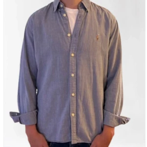 Ralph Lauren Skjorta - En snygg Ralph Lauren skjorta i storlek S. Den är perfekt till året runt och passar till det mesta. Den är i mycket fint skick. Skriv om du vill ha fler bilder eller om du har frågor!