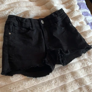 Svarta jeans shorts från H&M - Fina svarta jeans shorts från H&M som är perfekta att ha på sommaren, och priset kan vi diskutera! 