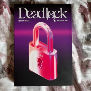 Xdinary Heroes deadlock album  - Öppnat och ”använt” (därmed märken på posters). Skriv vid intresse och för mer info/bilder gällande inklusions! Inkluderar inte photocards. Klicka INTE på ”köp nu”!!! Köparen står själv för frakten och inkluderas inte i priset i annonsen. Skriv för mer info gällande frakt.