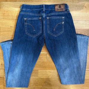 Blå jeans från Dondup - • Nu säljs ett par Dondup jeans i mycket bra skick 👖 • Storleken är W30 📏 • Nypris är ca 2000kr men säljs för 199kr ! 🤯 • Hör av dig vid minsta lilla fundering 🤔💭 • Kolla gärna in profilen för andra schyssta plagg som raffe skjortor, replay jeans, Jacob cohen jeans och Dondups 🤝🤝