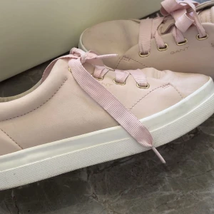 Rosa gant skor slutsålda  - Kartong finns! Använda några gånger köpta inne på gant i Östermalm för 1699kr, passar dig från 39,5-41 eftersom lite lite i storleken 