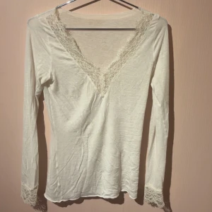 Vit intimissimi tröja - Säljer en superfin vit intimissimi tröja! Använd 1-3 gånger och har ingen användning för den tyvärr 💓 pris kan diskuteras 