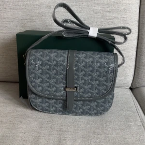 Axelväska grå - Helt ny finns box med