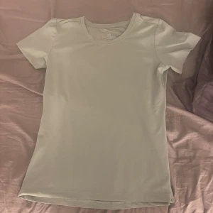 Ljusgrön träningströja - Träningströja i strl xs, passar S. Använd endast en gång