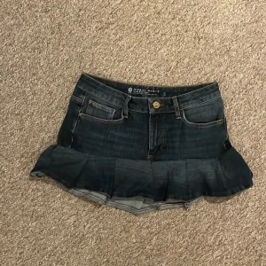 Mörkblå jeanskjol med volang - Säljer en mörkblå jeanskjol med volang. Det står att storleken är S men den är mer xs. Skicka meddelande om du vill veta midjemått och längd. Priset kan diskuteras 