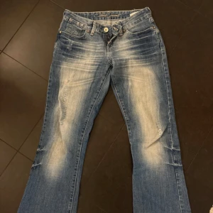 Snygga lågmidjade jeans! - Så fina jeans ifrån cross väldigt snygga lågmidjade! Inga defekter för dem är aldrig använda då dem tyvärr är för små. Kontakta vid frågor! W27 l32=Xs/S❤️