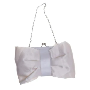 kuvertväska - Snygg vit kuvertväska i siden med stor rosett framtill och silverfärgad kedja. Perfekt accessoar för att lyfta din outfit med en elegant touch. Väskan har klassiskt metallspänne upptill.