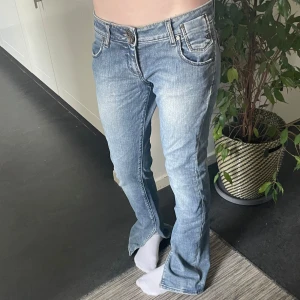 Miss sixty jeans - Säljer ett par miss sixty jeans i storlek 27. Style EDEN. Midjemåttet: 38 cm , midjehöjden: 19cm, innebenslängden: 78cm. Uppklippta längst ner. 💓