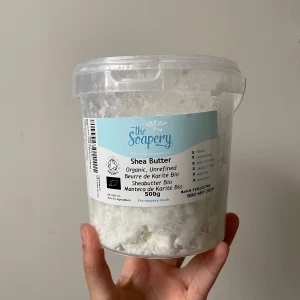 Shea Butter från The Soapery - Ekologiskt och oraffinerat sheasmör i en stor burk. Nästan 400 g kvar i den Perfekt som naturlig återfuktare för hud och läppar. Vit, krämig konsistens och helt vegansk. Passar dig som vill ha en multifunktionell produkt utan tillsatser. 