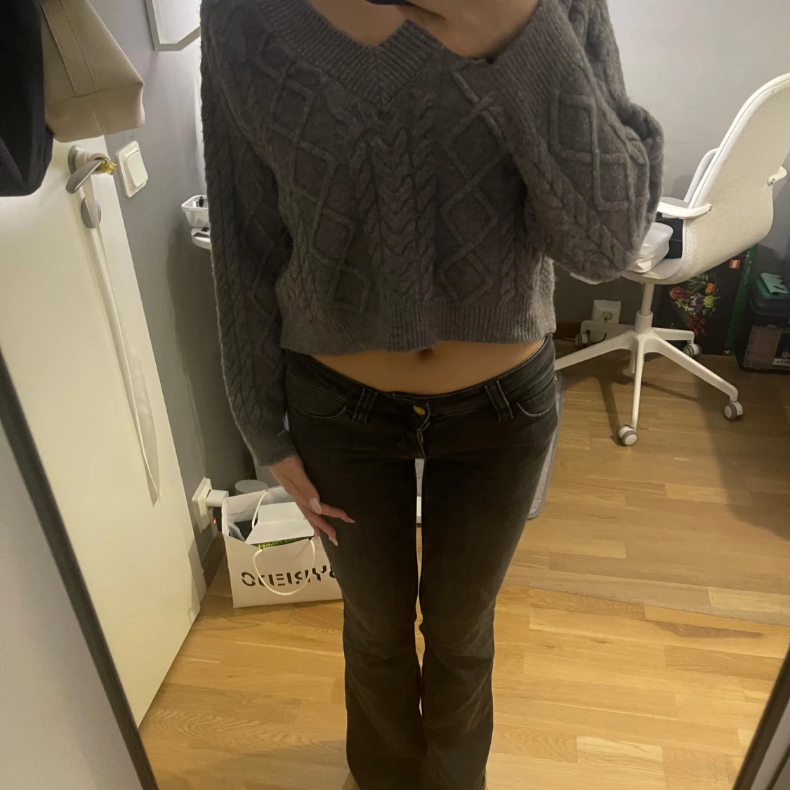 Grå croppad stickad tröja