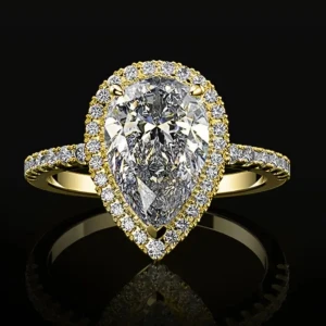 Guldig ring med päronformad diamant strl 9 - Superfin ring i guld med en stor päronformad glittrande diamant i mitten, omgiven av små gnistrande stenar runt hela stenen och längs ringen. Perfekt statement piece för dig som vill sticka ut och glänsa extra mycket.