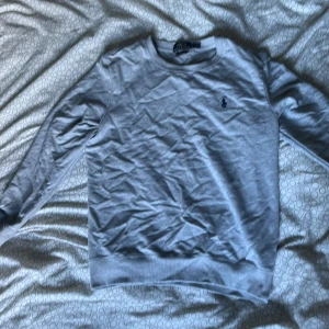 Polo Ralph Lauren tröja - Säljer nu denna för den är för liten. Det är M men sitter mer som en S. Ställ gärna frågor eller be om fler bilder👍
