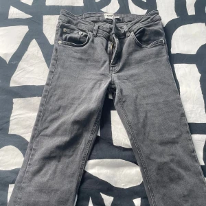 Gråa bootcut - Gråa bootcut jeans från lager 157, sitter low/mellan waist. 
