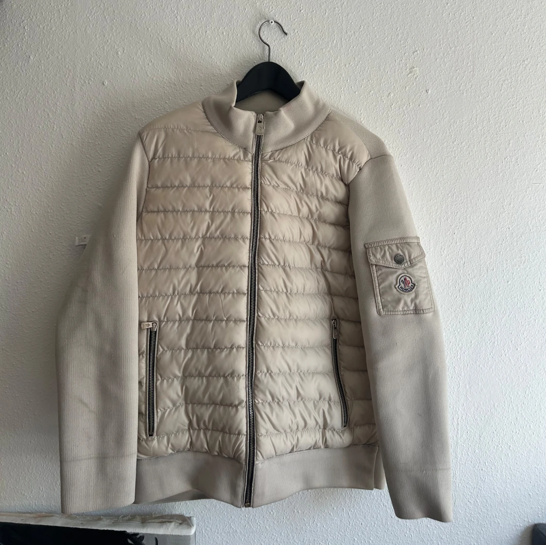 Beige pufferjacka från Moncler - 4